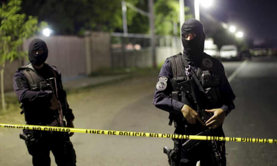 El Salvador police officers crime scene