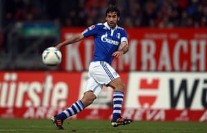 Raúl in action for Schalke in 2012.