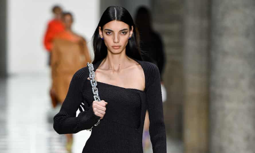 Un mannequin défile au défilé Bottega Veneta pendant la semaine de la mode de Milan.