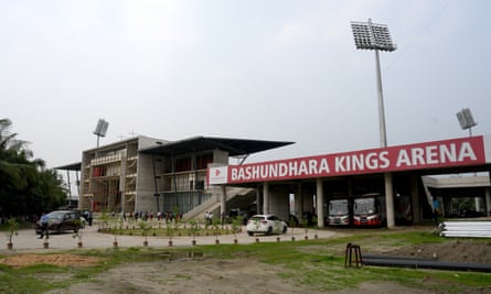 Graham Arnold đã chỉ trích bề mặt tại Bashundhara Kings Arena.