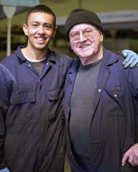 Tenho muitas garrafas: um tour com os últimos leiteiros da Grã-Bretanha 38 Parker Dairies’ mechanics Bernie and Huey