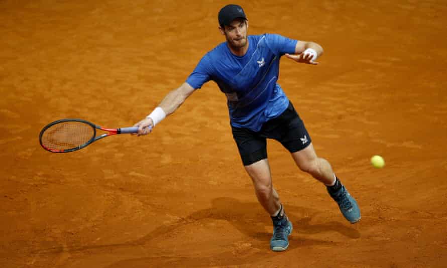 Andy Murray spiller et skudd under sin imponerende seier mot Denis Shapovalov.