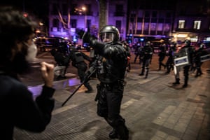 Riot police confront protesters in Barcelona