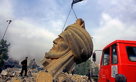 A crane lifts the statue of al-Mansur, Baghdad.
