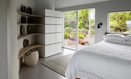 Beauty sleep: curving walls and bespoke furniture in the bedroom.