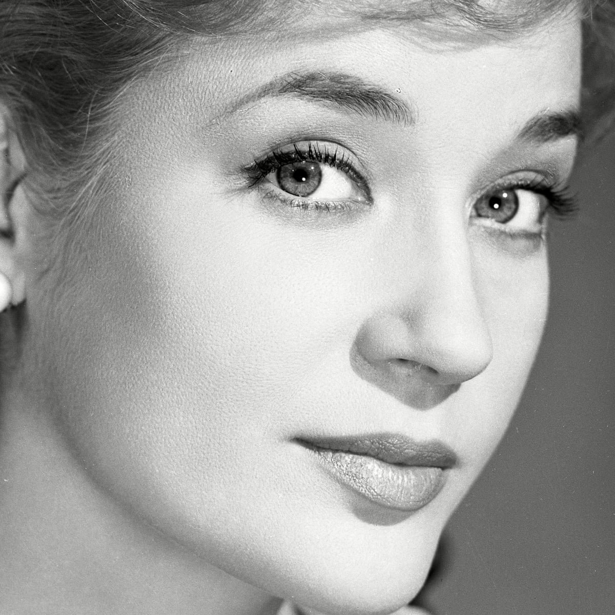 Sylvia Syms, prolific British actor, dies aged 89 | Movies | The Guardian