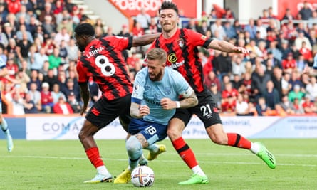 Pontus Jansson of Brentford is caught between Jefferson Lerma and Kieffer Moore of Bournemouth during the draw at the Vitality Stadium.