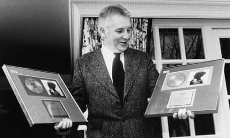 Henryk Górecki with silver and gold discs of his Third Symphony