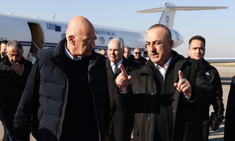 El ministro de Relaciones Exteriores de Turquía, Mevlut Cavusoglu (derecha), recibe a su homólogo griego, Nikos Dendias (izquierda), en el aeropuerto de Adana Çakirpaşa en Turquía.
