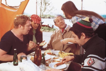 A scene from the film Trafic, with people sitting around a table