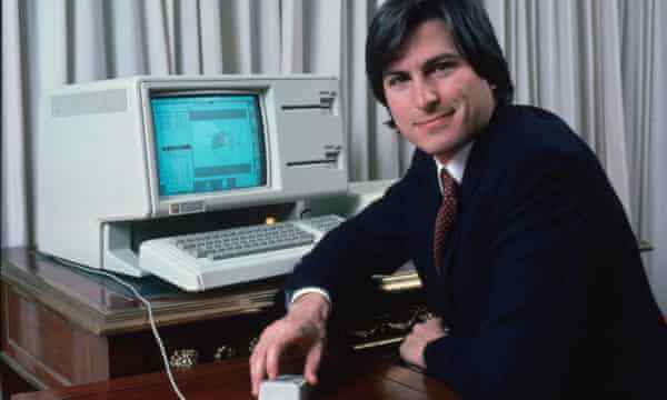 Steve Jobs in 1983, een paar jaar na Lisa's geboorte, met de Apple-computer die hij Lisa noemde.