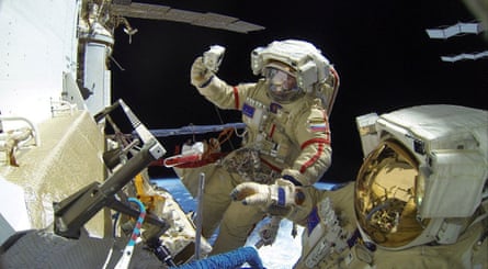 Los cosmonautas de Roscosmos Sergey Prokopyev y Dmitry Petlin realizan una caminata espacial el 17 de noviembre de 2022.