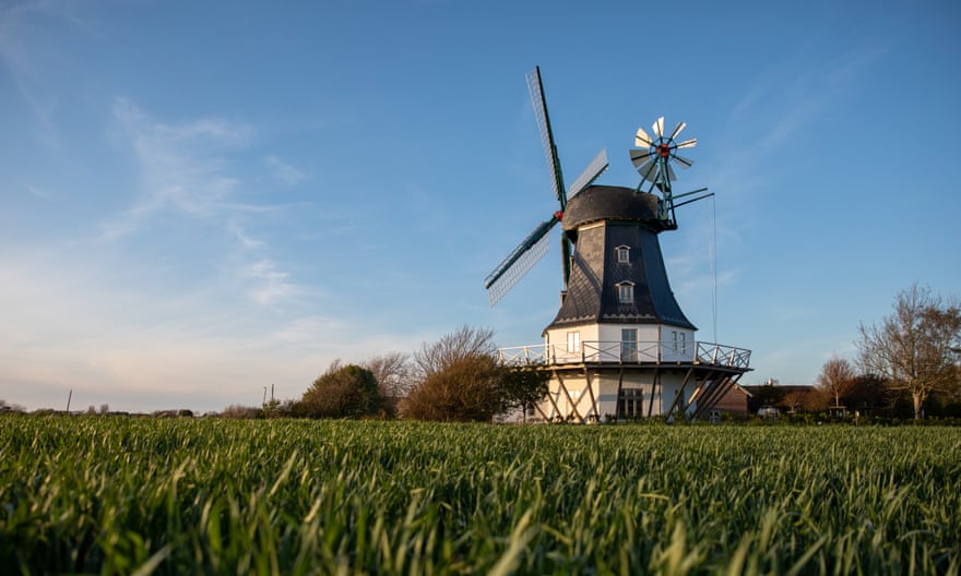 Eine Windmühle in der ruhigen Stadt Amram.