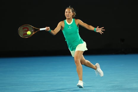 Zheng Qinwen, de Chine, joue un coup droit lors de son match du quatrième tour féminin contre Océane Dodin, de France.