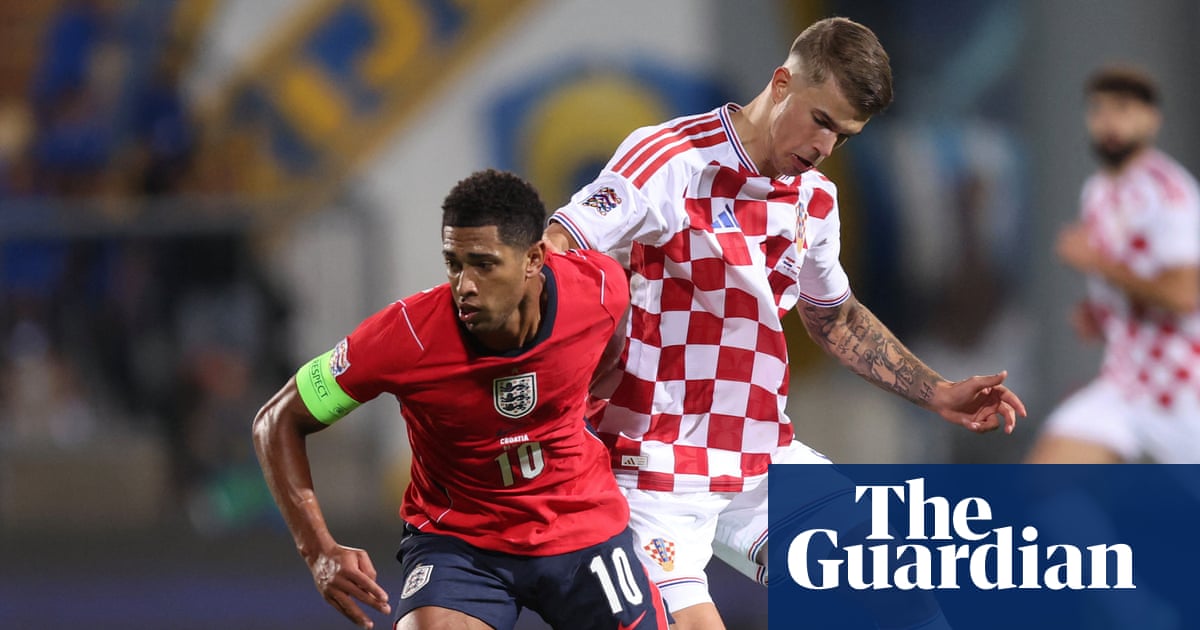 Jude Bellingham conduce el balón con la camiseta de Inglaterra durante el partido contra Croacia en Rijeka
