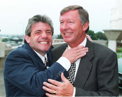 Kevin Keegan e Alex Ferguson se reconciliam após a temporada 1995-96.