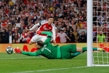 Gianluigi Donnarumma saves from Gabriel Martinelli
