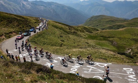 Cyclists in the Pyrénées