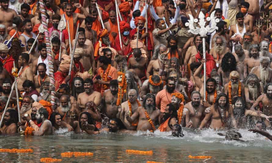 يوم الاثنين ، 12 أبريل 2021 ، في هاريدوار ، أوتارانتشال ، الهند ، يستحم قديسين هندوس عراة في نهر الغانج خلال مهرجان كومبه ميلا أو جوغ ، أحد أقدس رحلات الهندوسية.  سوف يغسل الماء المقدس خطاياهم ويمنعهم من الولادة مرة أخرى.  توفي Govind-19 ، زعيم ديني هندوسي بارز.  مع وضع الأقفال في دلهي وفي جميع أنحاء البلاد ، تغمر الهند مئات الآلاف من حالات الإصابة بفيروس كورونا الجديد يوميًا ، مما يتسبب في الألم والخوف والمعاناة لكثير من الأرواح.  (صورة أسوشيتد برس / كارما سونام)