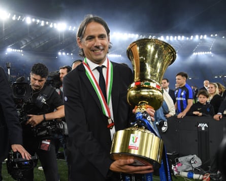El seleccionador internacional Simone Inzaghi celebra el trofeo.  Durante su carrera como técnico, ganó siete de ocho finales.