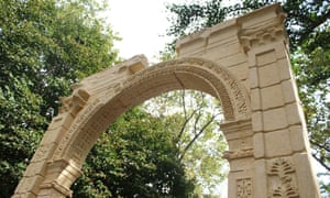 Μια αναδημιουργία της αψίδας της Παλμύρας, μιας ρωμαϊκής αψίδας που καταστράφηκε από την Ίσιδα, εκτίθεται στο πάρκο του Δημαρχείου στη Νέα Υόρκη