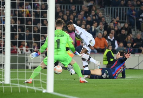 Barcelona 2-2 Manchester United: Europa League knockout round playoff, first leg – live reaction | Europa League 7 Marcus Rashford levels for United!