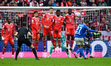 Andrej Kramarek lanza un tiro libre para darle un punto al Hoffenheim en el Bayern de Múnich