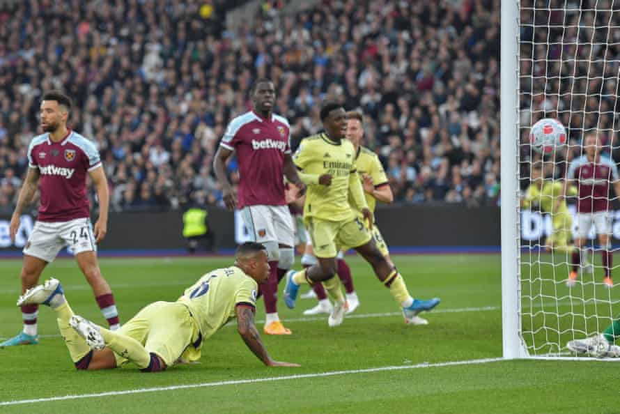 Gabriel of Arsenal scores to make it 2-1.