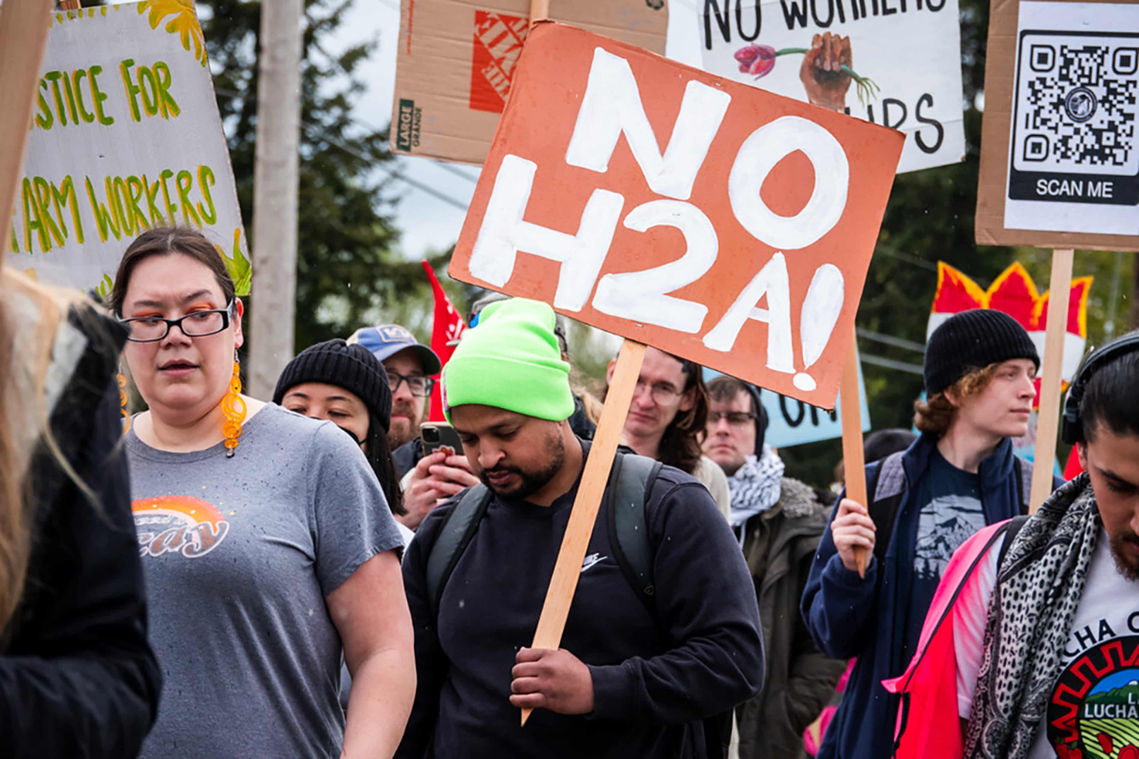 As Trump promises deportation, US farm workers worry about boom in legal foreign laborers (theguardian.com)