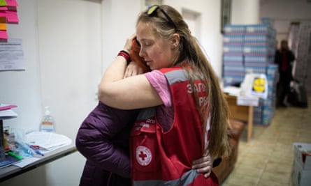 No escritório regional da Cruz Vermelha em Uzhhorod, a voluntária Alieksandra Balabanova conforta uma amiga que visita frequentemente a filial regional e que está perturbada com a situação no país. Alieksandra diz que apesar de tudo o que aconteceu na Ucrânia, ela diz que não chora. “Tenho que permanecer forte para ajudar os outros”, explica ela.