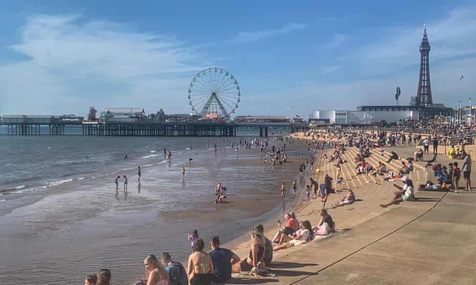 La gente disfruta del sol en la playa de Blackpool, 31 de mayo de 2021.