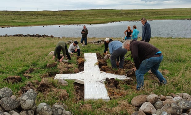 Residents of Tory island bury the replica cross