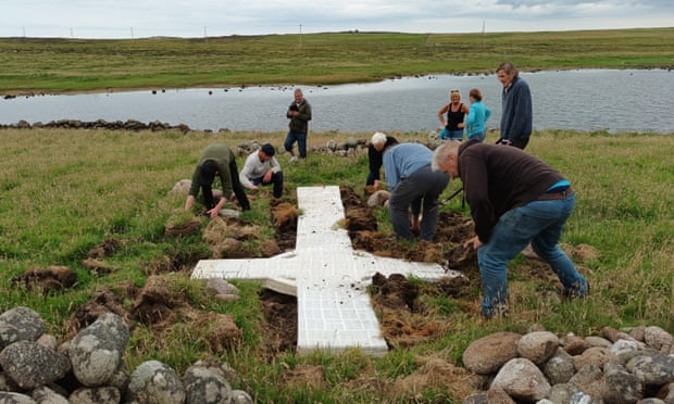 Tory Islanders bury replica of cross