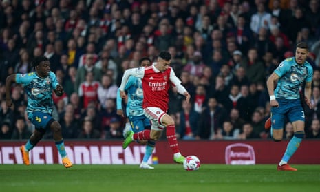 Pemain Arsenal Gabriel Martinelli berlari di pertahanan Southampton.