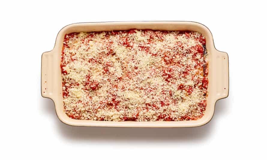 Felicity Cloake’s parmigiana 08: finish layering.