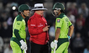 Ian Gould tells off Mohammad Hafeez after he had a slanging match with Stuart Broad.