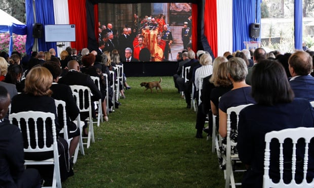 Des invités assistent à une projection en direct des funérailles de la reine Elizabeth à la résidence du haut-commissaire britannique à Nairobi, au Kenya.