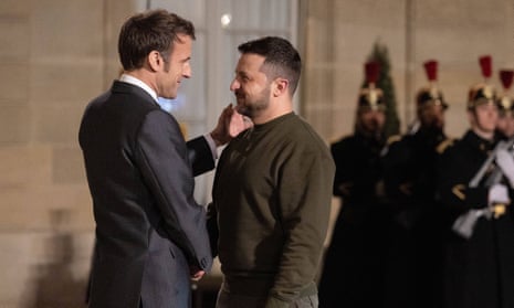 O presidente da França, Emmanuel Macron, recebe o presidente da Ucrânia, Volodymyr Zelenskiy, no palácio presidencial do Eliseu, em Paris, França.