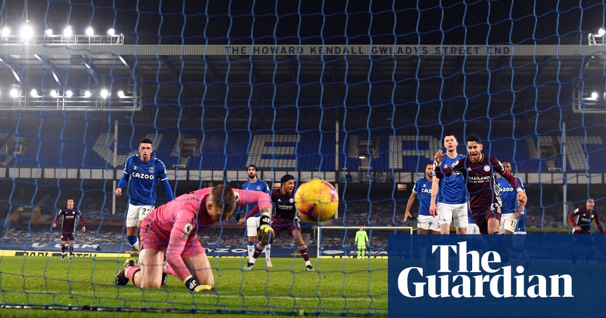 Jordan Pickfords error helps Leicester make their point at Everton