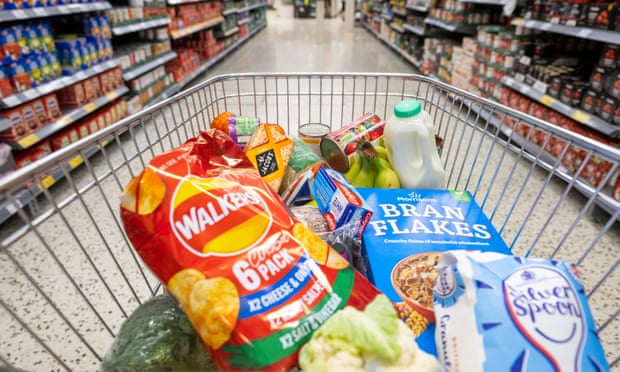 چرخ دستی پر از مواد غذایی در راهروی سوپرمارکت