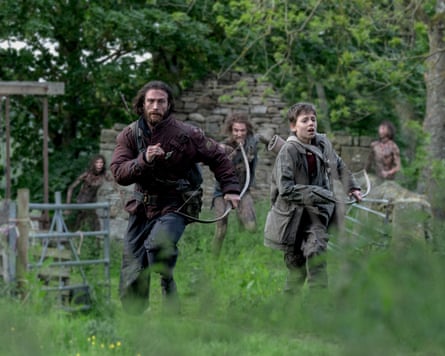 Aaron Taylor-Johnson and Alfie Williams running away from zombies in 28 Years Later