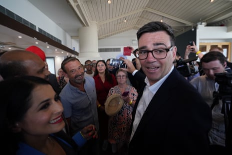 O recém-confirmado líder do Partido Trabalhista, Andy Burnham, fala com partes interessadas locais e apoiadores do partido sobre seu plano de proporcionar um bom crescimento em todos os códigos postais do país, durante uma visita ao cais de Gravesend Town, em Kent.