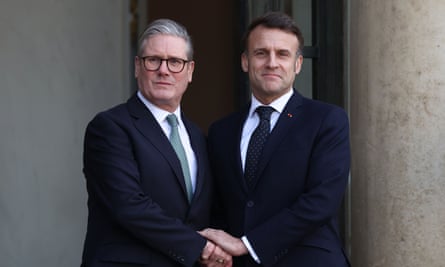 Primeiro Ministro Britânico Keir Starmer e Presidente Francês Emmanuel Macron Smaking Hands
