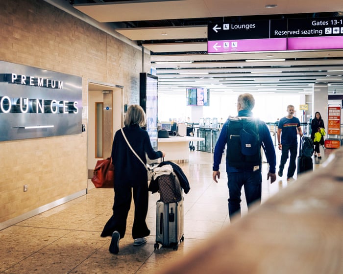 Edinburgh airport resumes flights after services suspended due to IT problem