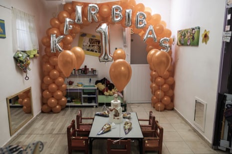 En el kibutz Nir Oz se exponen decoraciones de cumpleaños y una tarta con la imagen de Kfir Bibas, el rehén más joven secuestrado por Hamás el 7 de octubre.