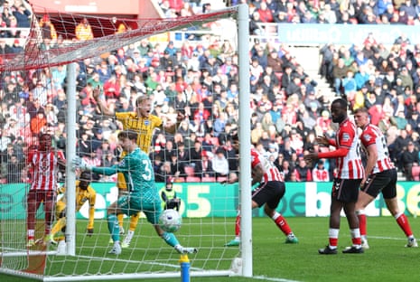 Minteh scores for Brighton.