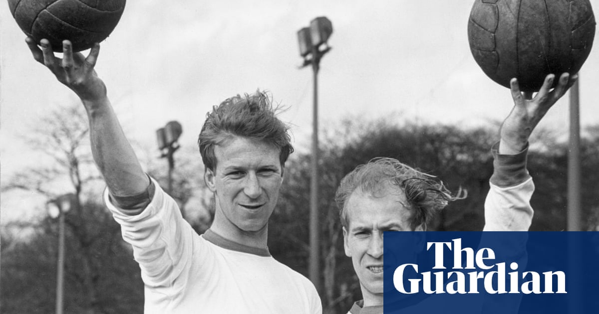 Football and dementia: players who died with or are living with the disease