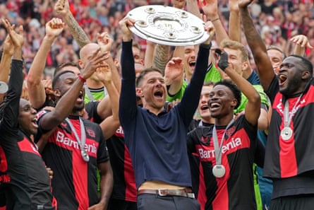 Xabi Alonso lift the Bundesliga trophy