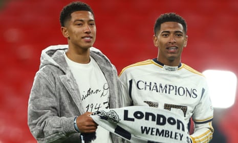 Jobe Bellingham (trái) cùng anh trai Jude sau chiến thắng chung cuộc của Real Madrid tại Wembley.