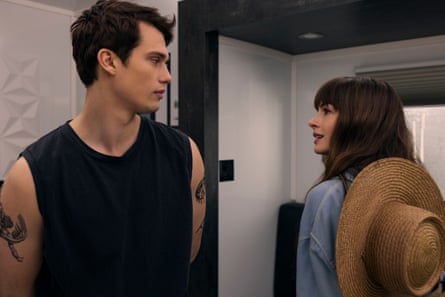Nicholas Galitzine and Anne Hathaway in The Idea of You
